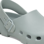 Zuecos Birkenstock Birki-Flow EVA Pure Sage, detalle de la hebilla (1)