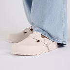 Zuecos Birkenstock Boston EVA Light Rose, calzado por modelo, primer plano del tobillo (1)