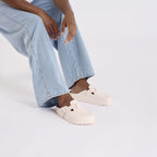 Zuecos Birkenstock Boston EVA Light Rose, calzado por modelo, primer plano del tobillo (2)