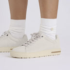 Zapatillas Birkenstock Bend Low Suede Antique White, calzado por modelo femenino, primer plano del tobillo