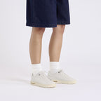 Zapatillas Birkenstock Bend Low Suede Antique White, calzado por modelo femenino, primer plano de piernas