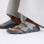 Sandalias Birkenstock Mogami Terra Stealth Birko-Flor Whale Gray, calzado por modelo masculino, primer plano del pie