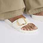 Sandalias Birkenstock Madrid Big Buckle EVA Eggshell, calzado por modelo masculino, primer plano de los pies