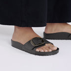 Sandalias Birkenstock Madrid Big Buckle EVA Black, calzado por modelo masculino, primer plano del pie