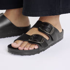 Sandalias Birkenstock Arizona Big Buckle EVA Black, calzado por modelo femenino, primer plano del tobillo