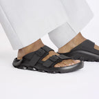 Sandalias Birkenstock Mogami Terra Stealth Birko-Flor Black, calzado por modelo masculino, primer plano de los pies