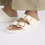 Sandalias Birkenstock Arizona Big Buckle EVA Eggshell, calzado por modelo femenino primer plano de los pies