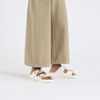 Sandalias Birkenstock Arizona Big Buckle EVA Eggshell, calzado por modelo femenino cuerpo entero de pie