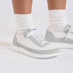 Zapatillas Birkenstock Honnef City Gamuza White, calzado por modelo femenino primer plano de los pies (1)