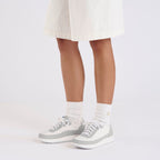 Zapatillas Birkenstock Honnef City Gamuza White, calzado por modelo femenino primer plano de los pies (2)