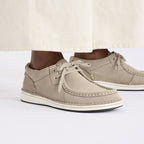 Zapatos Birkenstock Pasadena Gamuza Taupe, calzado por modelo, primer plano de los pies (1)
