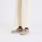 Zapatos Birkenstock Pasadena Gamuza Taupe, calzado por modelo, primer plano de los pies (2)