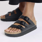 Sandalias Birkenstock Florida Flex Platform Black Vegan, calzado por modelo femenino, primer plano del pie