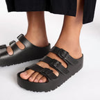 Sandalias Birkenstock Florida Flex EVA Black, en uso, primer plano de los pies