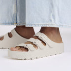 Sandalias Birkenstock Florida Flex EVA Eggshell, calzado por modelo, primer plano del tobillo (1)