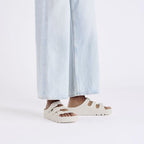 Sandalias Birkenstock Florida Flex EVA Eggshell, calzado por modelo, primer plano del tobillo (2)