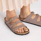 Sandalias Birkenstock Florida Nobuck Faded Purple, calzado por modelo femenino, primer plano (1)