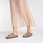 Sandalias Birkenstock Florida Nobuck Faded Purple, calzado por modelo femenino, primer plano (2)