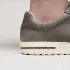 Zapatillas Birkenstock Bend Low Cuero Iron, calzado por modelo masculino, primer plano del tobillo