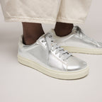 Zapatillas Birkenstock Bend Low Cuero Metallic Silver, calzado por modelo femenino, primer plano de los pies