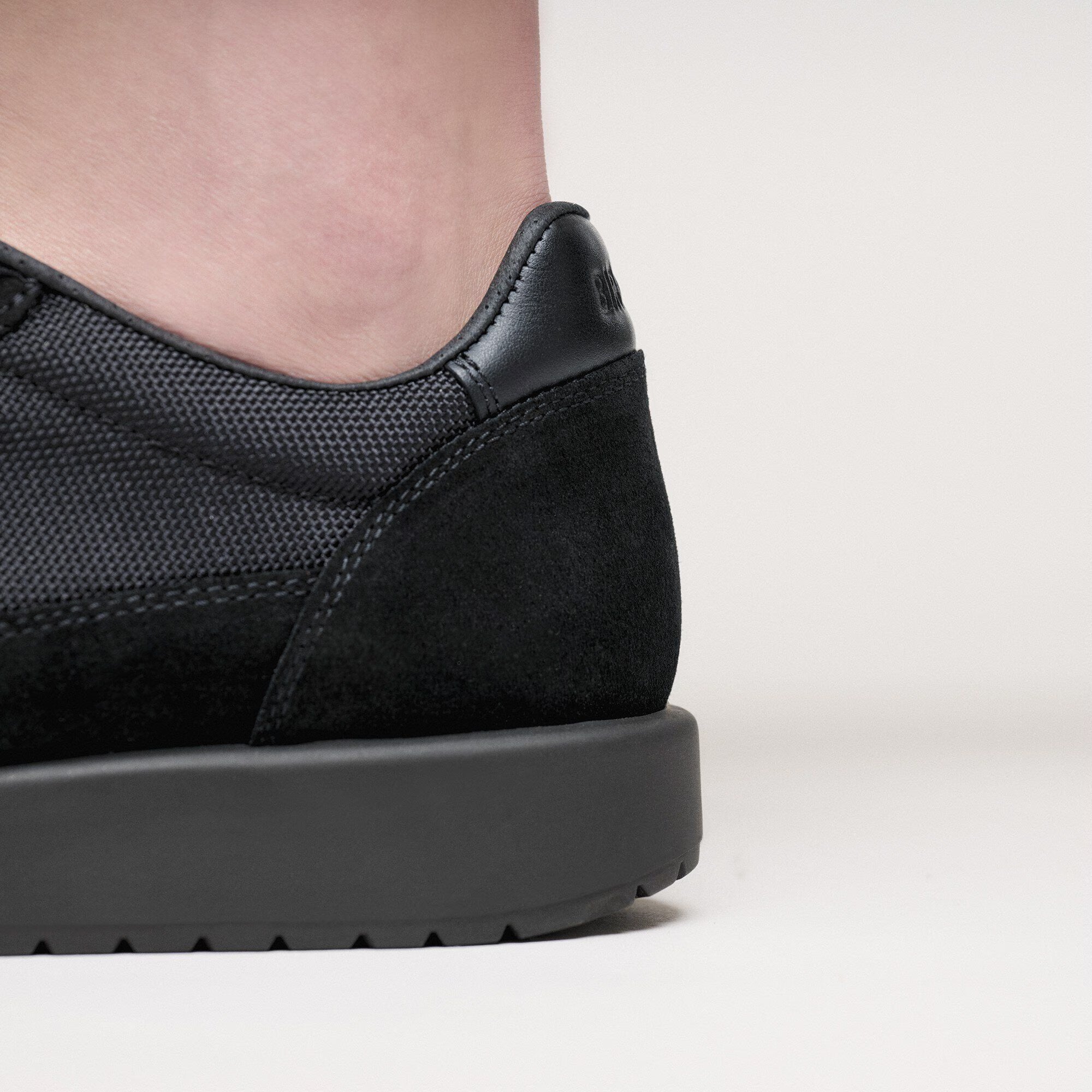 Honnef City Gamuza Triple Black