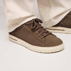 Zapatillas Birkenstock Bend Low Gamuza Dark Tea, calzado por modelo masculino primer plano de los pies (1)