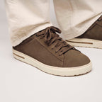 Zapatillas Birkenstock Bend Low Gamuza Dark Tea, calzado por modelo masculino primer plano de los pies (2)