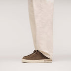 Zapatillas Birkenstock Bend Low Gamuza Dark Tea, calzado por modelo masculino primer plano del tobillo