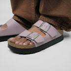 Sandalias Birkenstock Arizona Flex Birko-Flor Faded Purple, calzado por modelo, primer plano del pie
