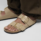 Sandalias Birkenstock Arizona Big Buckle Oiled Leather Tabacco Brown, calzado por modelo masculino, primer plano de los pies