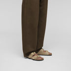 Sandalias Birkenstock Arizona Big Buckle Oiled Leather Tabacco Brown, calzado por modelo masculino, cuerpo entero de piernas
