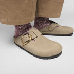 Zuecos Birkenstock Boston Big Buckle Oiled Leather Tabacco Brown, calzado por modelo, primer plano del pie