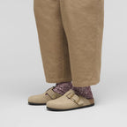Zuecos Birkenstock Boston Big Buckle Oiled Leather Tabacco Brown, en uso, imagen de estilo de vida