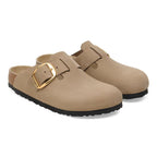 Zuecos Birkenstock Boston Big Buckle Oiled Leather Tabacco Brown, par completo en tres cuartos