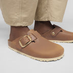 Zuecos Birkenstock Boston Big Buckle Oiled Leather Cognac, calzado por modelo, primer plano del pie