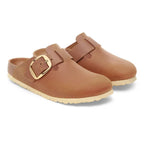Zuecos Birkenstock Boston Big Buckle Oiled Leather Cognac, par completo en tres cuartos