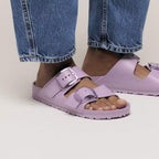 Sandalias Birkenstock Arizona Big Buckle EVA Mauve, calzado por modelo femenino, primer plano del tobillo