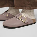Zuecos Birkenstock Boston Big Buckle Nobuck Faded Purple, calzado por modelo, primer plano del pie