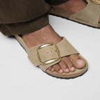 Sandalias Birkenstock Madrid Big Buckle Oiled Leather Tabacco Brown, calzado por modelo, primer plano del tobillo (1)