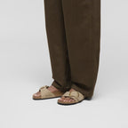 Sandalias Birkenstock Madrid Big Buckle Oiled Leather Tabacco Brown, calzado por modelo, primer plano del tobillo (2)
