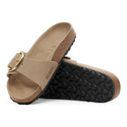 Sandalias Birkenstock Madrid Big Buckle Oiled Leather Tabacco Brown, par con la suela a la vista