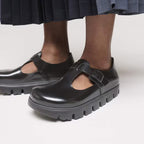 Zapatos Birkenstock Paris Chunky Black, calzado por modelo femenino, primer plano del pie
