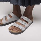 Sandalias Birkenstock Florida Flex Platform Stone Coin Vegan, calzado por modelo femenino primer plano de los pies