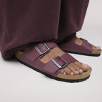 Sandalia Birkenstock Arizona Birko-flor Zinfandel, calzado por modelo, primer plano del pie