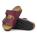 Sandalia Birkenstock Arizona Birko-flor Zinfandel, par en perspectiva, vista de la suela