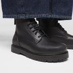 Botas y Botines Birkenstock Highwood Mid Cuero Black Waterproof, calzado por modelo masculino primer plano de los pies