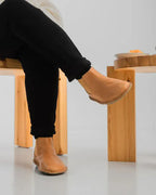 Hanko Fawn Tan, en uso, primer plano del tobillo
