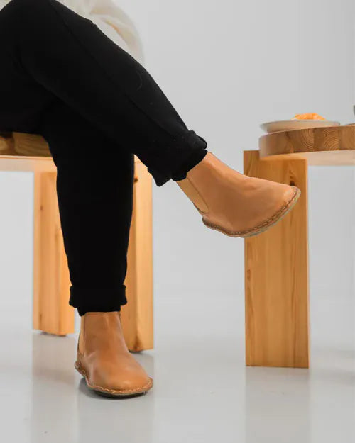 Hanko Fawn Tan, en uso, primer plano del tobillo