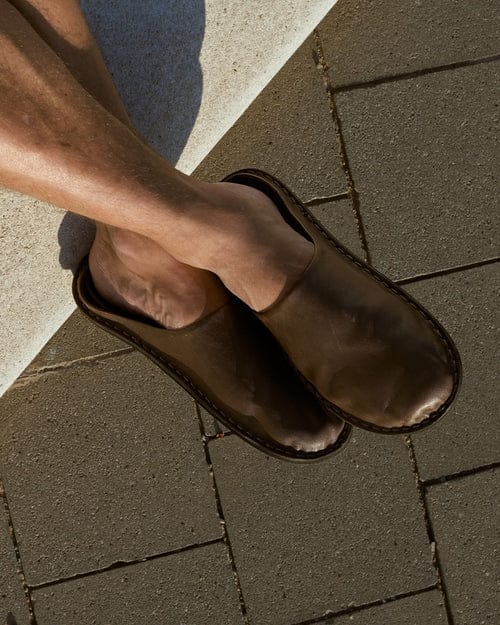 Roma Cocoa Brown, en uso, vista cenital de pies con pantuflas