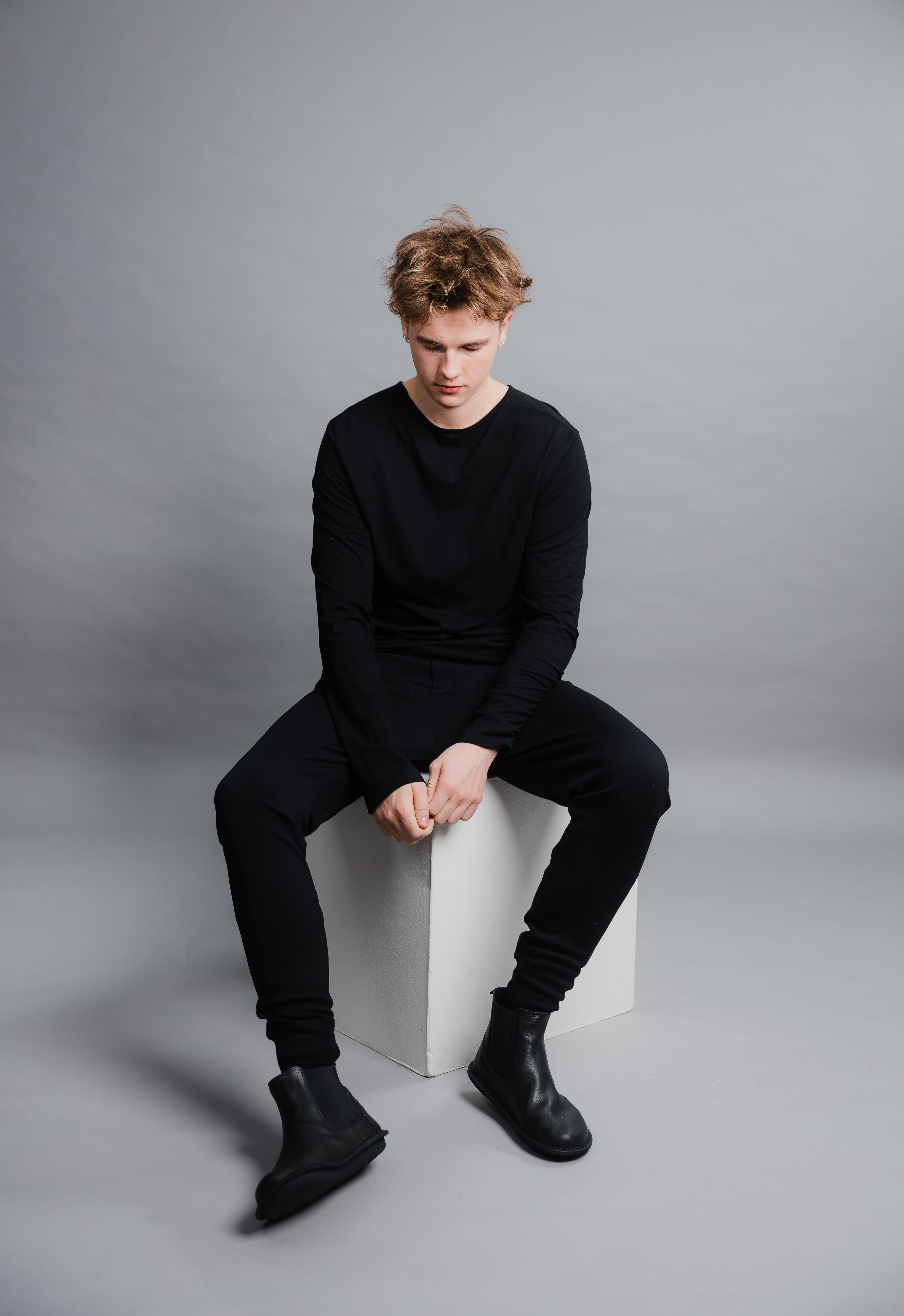 Helsinki Preto Black, calzado por modelo masculino, cuerpo entero